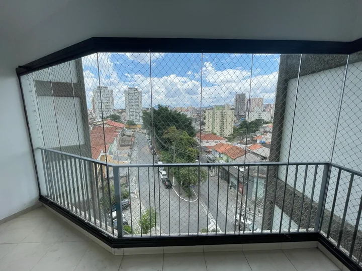 Sacada com fechamento em vidro e vista urbana