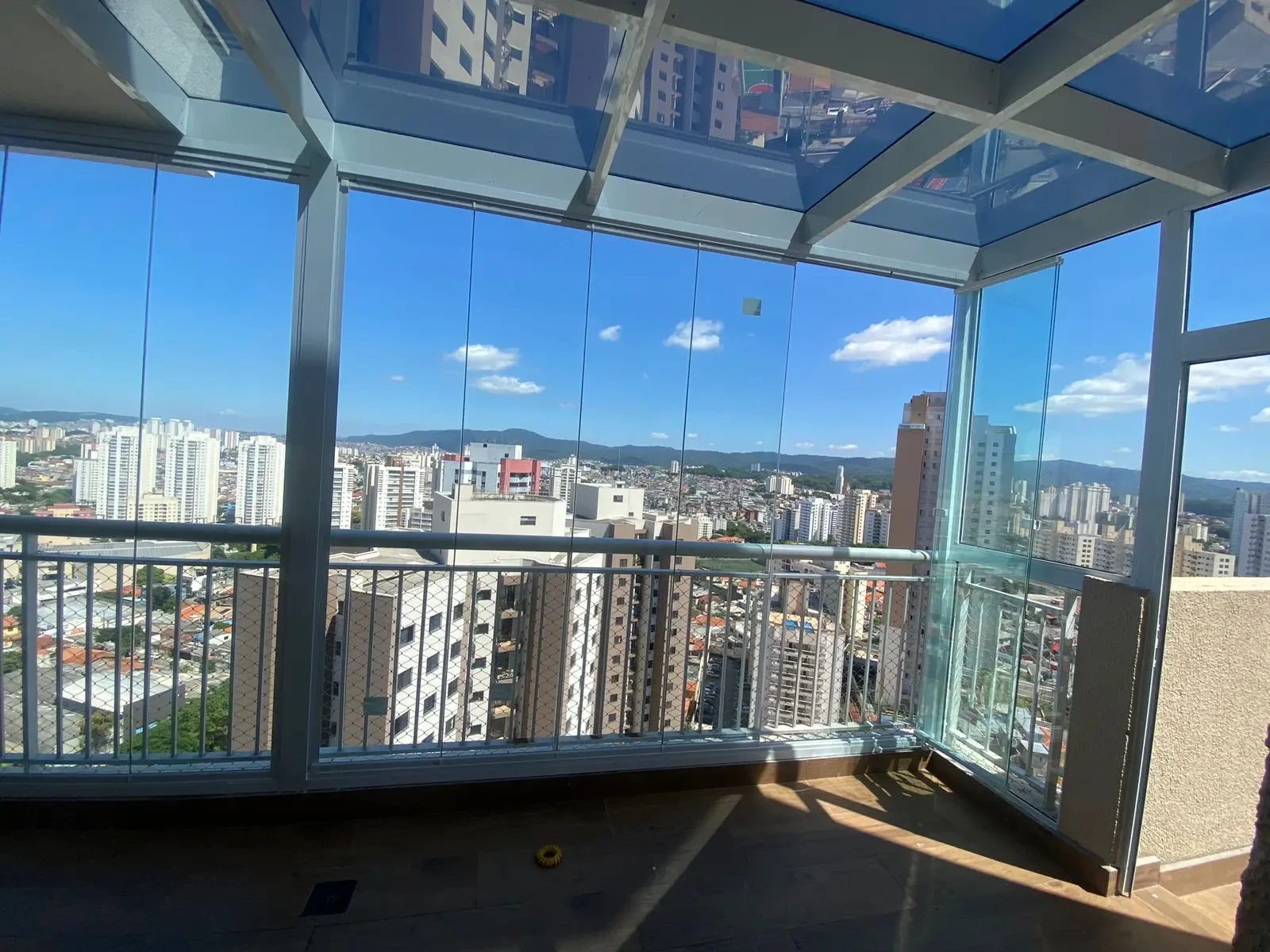 Sacada envidraçada pela GRS Vidros com vista para a cidade